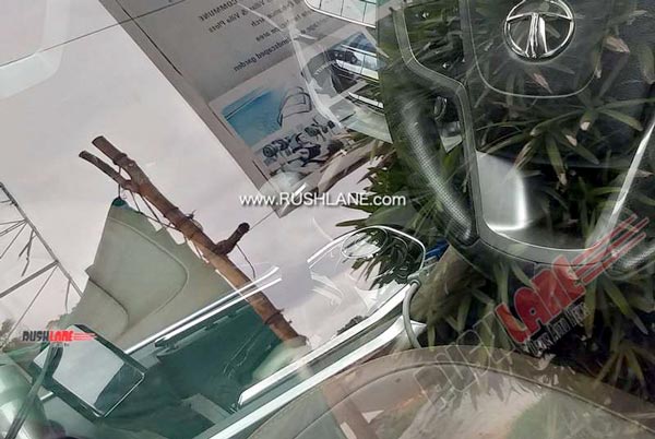 टाटा हैरियर ऑटोमेटिक ट्रांसमिशन की तस्वीरें आई सामने, ब्लैक अलॉय व्हील के साथ की गई स्पॉट