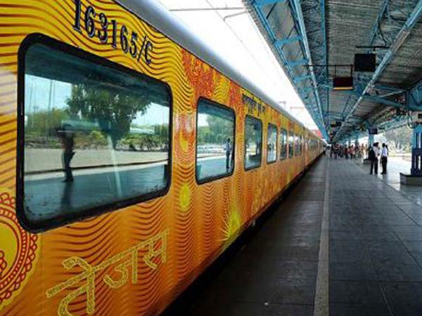 सरकार करने जा रही है तेजस एक्सप्रेस को निजी क्षेत्र के हवाले, क्या होंगे नए बदलाव पढ़ें यहां