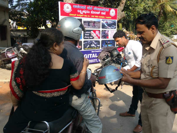 बाइक ट्रैफिक जुर्माना बचने हेलमेट पर लगाए बाइक डॉक्यूमेंट गुजरात जानकारी