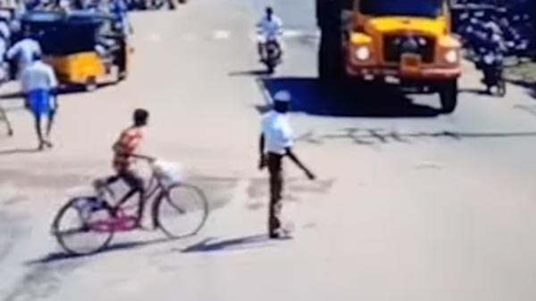 ट्रैफिक पुलिस ने बचाई साइकिल सवार बच्चे की जान, सोशल मीडिया पर हो रही है तारीफ