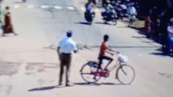 ट्रैफिक पुलिस ने बचाई साइकिल सवार बच्चे की जान, सोशल मीडिया पर हो रही है तारीफ