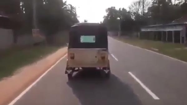 चलती ऑटो रिक्शा का बदल दिया पहिया, खतरनाक स्टंट का वीडियो हो रहा है वायरल
