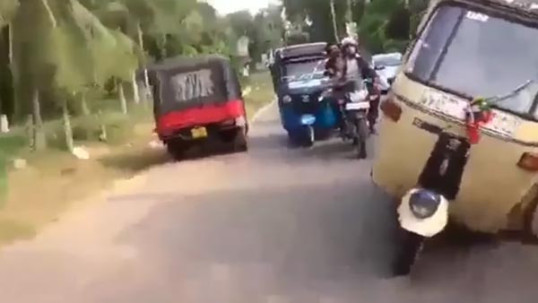 चलती ऑटो रिक्शा का बदल दिया पहिया, खतरनाक स्टंट का वीडियो हो रहा है वायरल