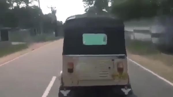 चलती ऑटो रिक्शा का बदल दिया पहिया, खतरनाक स्टंट का वीडियो हो रहा है वायरल