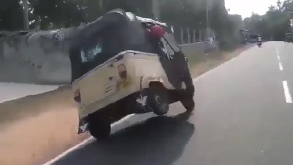 चलती ऑटो रिक्शा का बदल दिया पहिया, खतरनाक स्टंट का वीडियो हो रहा है वायरल