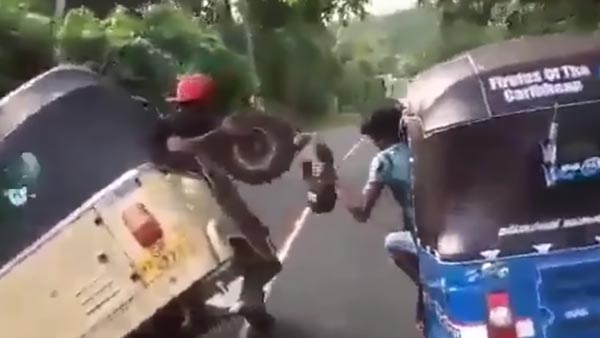 चलती ऑटो रिक्शा का बदल दिया पहिया, खतरनाक स्टंट का वीडियो हो रहा है वायरल