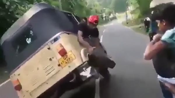 चलती ऑटो रिक्शा का बदल दिया पहिया, खतरनाक स्टंट का वीडियो हो रहा है वायरल