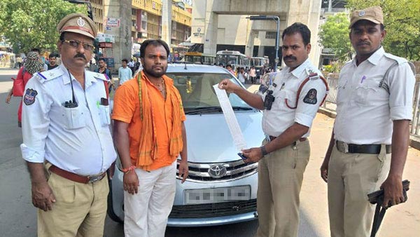 बिहार पुलिस ट्रैफिक उल्लंघन करने वालों लोगों को चालान की जगह दे रही है हेलमेट और इंश्योरेंस