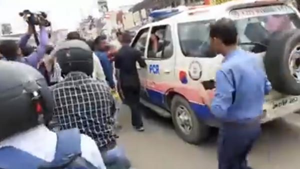 टाटा सफारी में बिना सीट बेल्ट लगाए जा रहे थे पुलिसवाले, लोगों ने किया कड़ा विरोध