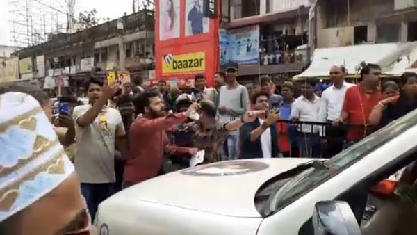 टाटा सफारी में बिना सीट बेल्ट लगाए जा रहे थे पुलिसवाले, लोगों ने किया कड़ा विरोध