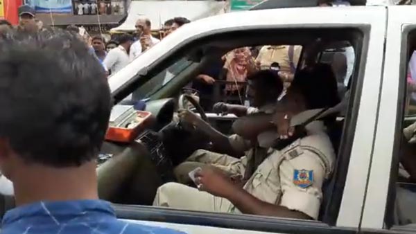 टाटा सफारी में बिना सीट बेल्ट लगाए जा रहे थे पुलिसवाले, लोगों ने किया कड़ा विरोध