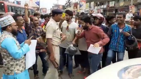 टाटा सफारी में बिना सीट बेल्ट लगाए जा रहे थे पुलिसवाले, लोगों ने किया कड़ा विरोध