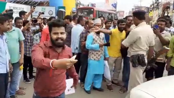 टाटा सफारी में बिना सीट बेल्ट लगाए जा रहे थे पुलिसवाले, लोगों ने किया कड़ा विरोध