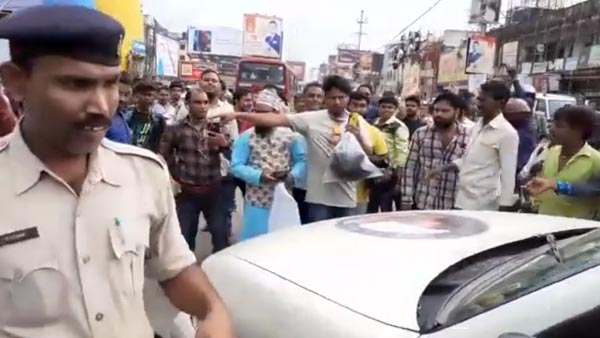 टाटा सफारी में बिना सीट बेल्ट लगाए जा रहे थे पुलिसवाले, लोगों ने किया कड़ा विरोध