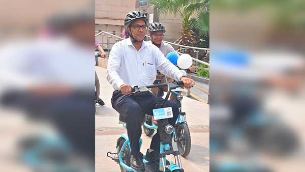 दिल्ली में मेट्रो स्टेशनों पर किराये में मिलेगी इलेक्ट्रिक साइकिल, डीएमआरसी-युलु बाइक के बीच हुई साझेदारी