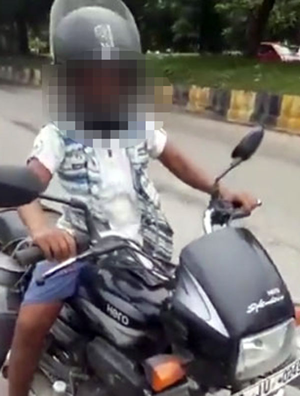 बाइक चलाते हुए 8 साल के बच्चे का वीडियो हुआ वायरल, पिता पर हुआ भारी-भरकम चालान
