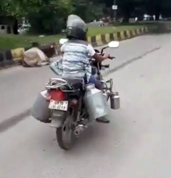 बाइक चलाते हुए 8 साल के बच्चे का वीडियो हुआ वायरल, पिता पर हुआ भारी-भरकम चालान