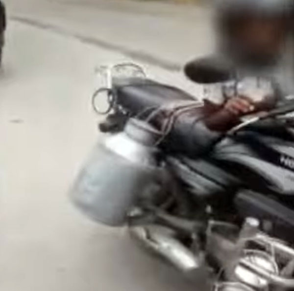 बाइक चलाते हुए 8 साल के बच्चे का वीडियो हुआ वायरल, पिता पर हुआ भारी-भरकम चालान