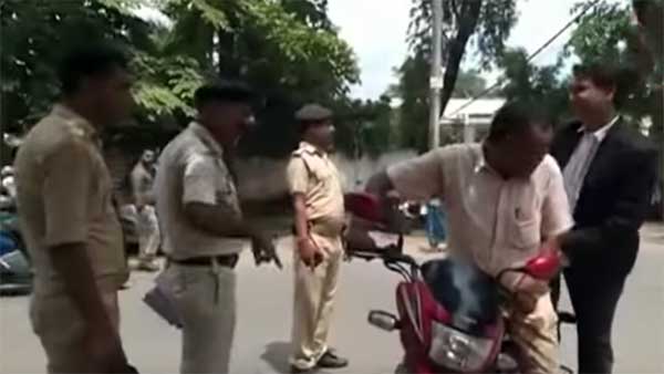 बिना हेलमेट डिस्ट्रिक्ट मजिस्ट्रेट कर रहे थे बाइक की सवारी, ट्रैफिक पुलिस ने रोका