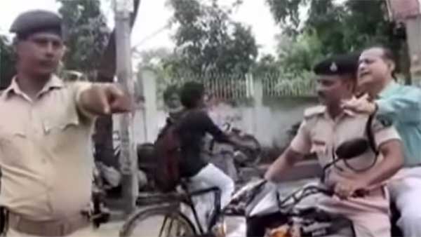 बिना हेलमेट डिस्ट्रिक्ट मजिस्ट्रेट कर रहे थे बाइक की सवारी, ट्रैफिक पुलिस ने रोका
