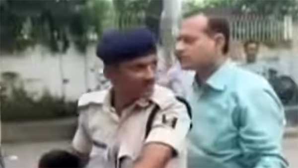 बिना हेलमेट डिस्ट्रिक्ट मजिस्ट्रेट कर रहे थे बाइक की सवारी, ट्रैफिक पुलिस ने रोका
