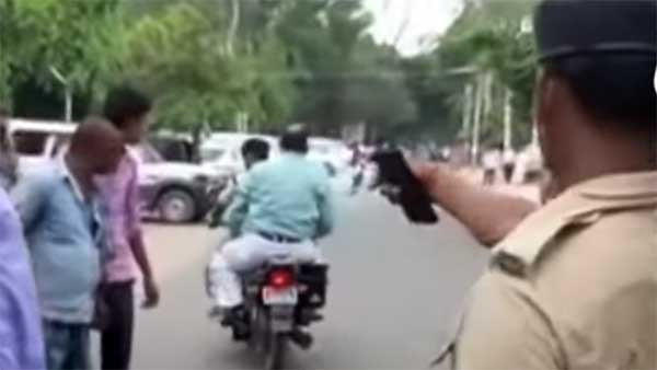 बिना हेलमेट डिस्ट्रिक्ट मजिस्ट्रेट कर रहे थे बाइक की सवारी, ट्रैफिक पुलिस ने रोका