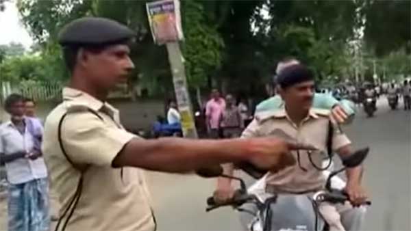 बिना हेलमेट डिस्ट्रिक्ट मजिस्ट्रेट कर रहे थे बाइक की सवारी, ट्रैफिक पुलिस ने रोका
