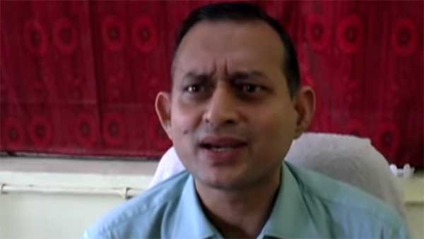 बिना हेलमेट डिस्ट्रिक्ट मजिस्ट्रेट कर रहे थे बाइक की सवारी, ट्रैफिक पुलिस ने रोका