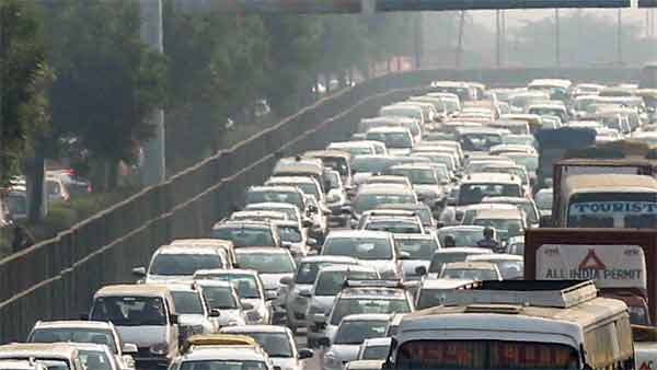 अलीगढ़ में कैब ड्राइवर को हेलमेट नहीं पहनने के लिए किया गया चालान