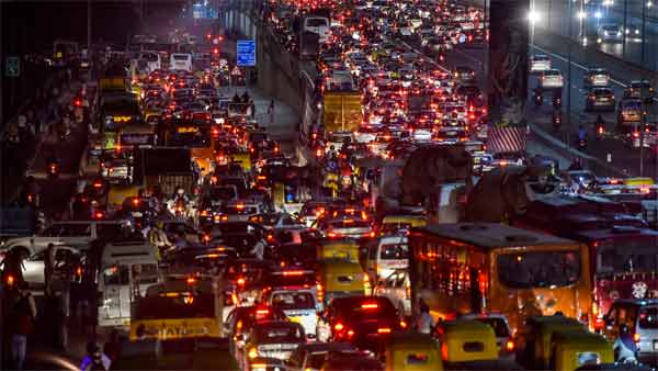 अलीगढ़ में कैब ड्राइवर को हेलमेट नहीं पहनने के लिए किया गया चालान