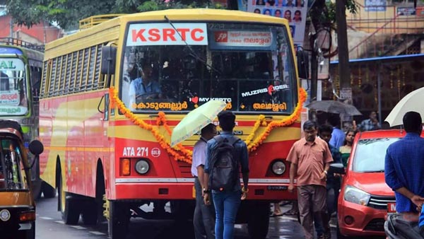 महिला ने गलत लेन पर चल रही बस को रोका, वीडियो हुआ वायरल