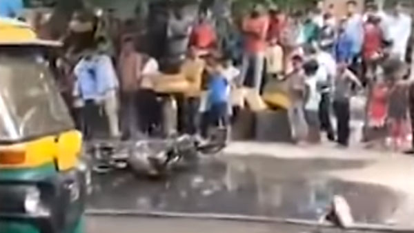 चालान काटने से गुस्साए शख्स ने बाइक में लगाई आग, पुलिस ने काटा दोगूना चालान