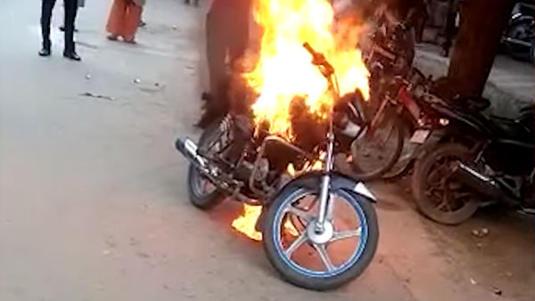 चालान काटने से गुस्साए शख्स ने बाइक में लगाई आग, पुलिस ने काटा दोगूना चालान