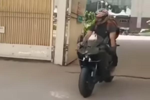 धोनी कावासाकी निंजा एच2 सुपरबाइक चलाते दिखे, जानिये इस दमदार बाइक में क्या है खास