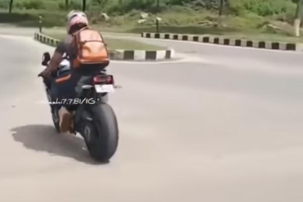 धोनी कावासाकी निंजा एच2 सुपरबाइक चलाते दिखे, जानिये इस दमदार बाइक में क्या है खास