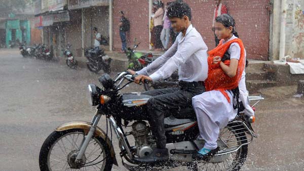 बुलेट सवार पर हुआ 35,000 रुपयें का जुर्माना, साइलेंसर से निकल रही थी पटाखे जैसी तेज आवाज