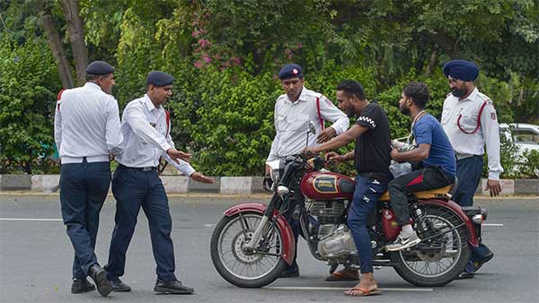 बाइक ट्रैफिक फाइन स्लिपर चप्पल पहनने पर 1000 रुपयें का जुर्माना