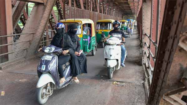 बाइक ट्रैफिक फाइन स्लिपर चप्पल पहनने पर 1000 रुपयें का जुर्माना