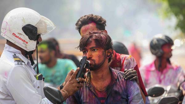 बुलेट सवार पर हुआ 35,000 रुपयें का जुर्माना, साइलेंसर से निकल रही थी पटाखे जैसी तेज आवाज