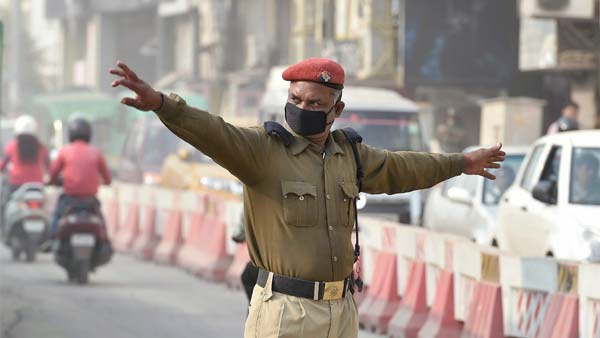 हरियाणा ट्रैफिक पुलिस ने चलाया जागरूकता अभियान, फूल बांट कर कहा नियम का पालन करें
