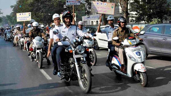 बुलेट सवार पर हुआ 35,000 रुपयें का जुर्माना, साइलेंसर से निकल रही थी पटाखे जैसी तेज आवाज