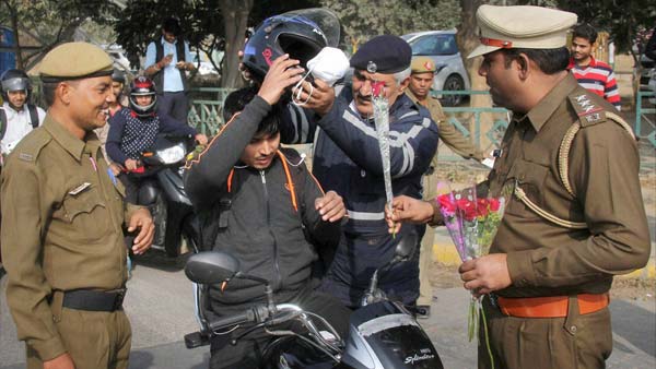 बुलेट सवार पर हुआ 35,000 रुपयें का जुर्माना, साइलेंसर से निकल रही थी पटाखे जैसी तेज आवाज