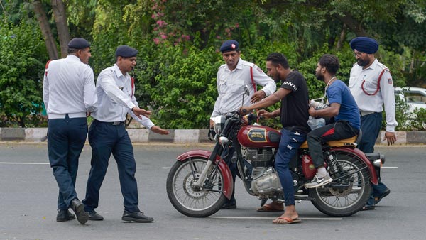 बुलेट सवार पर हुआ 35,000 रुपयें का जुर्माना, साइलेंसर से निकल रही थी पटाखे जैसी तेज आवाज