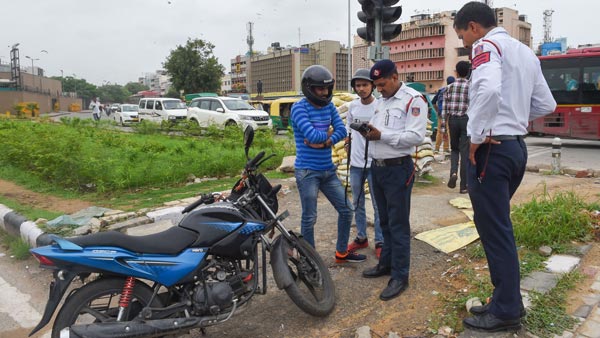 बुलेट सवार पर हुआ 35,000 रुपयें का जुर्माना, साइलेंसर से निकल रही थी पटाखे जैसी तेज आवाज