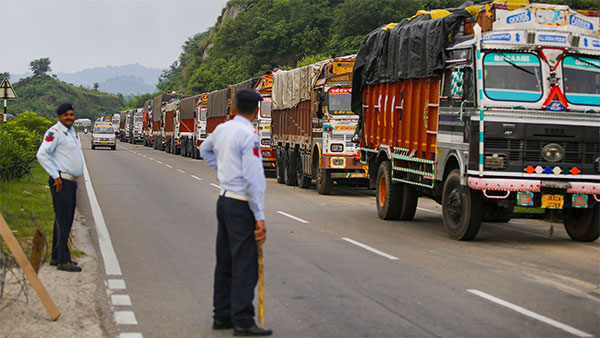 ट्रैफिक फाइन ट्रक 6.5 लाख रुपयें ओडिशा सबसे बड़ा ट्रैफिक फाइन