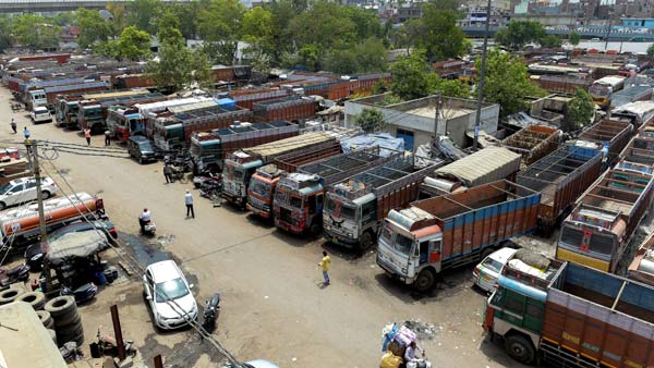 न्यू मोटर व्हीकल एक्ट 2019: ट्रैफिक फाइन ट्रक ड्राइवर लुंगी बनियान पहनना मना उत्तरप्रदेश जुर्माना 2000 रुपयें