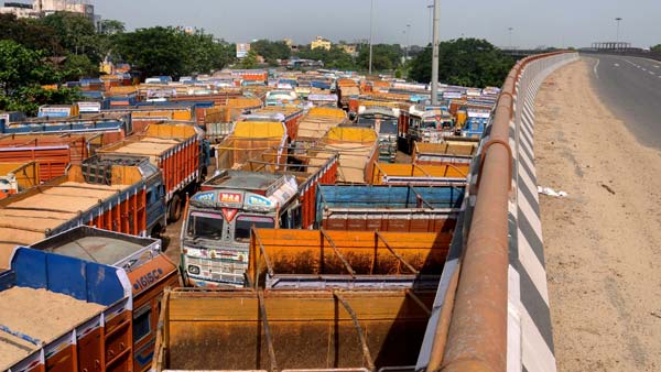 न्यू मोटर व्हीकल एक्ट 2019: ट्रैफिक फाइन ट्रक ड्राइवर लुंगी बनियान पहनना मना उत्तरप्रदेश जुर्माना 2000 रुपयें