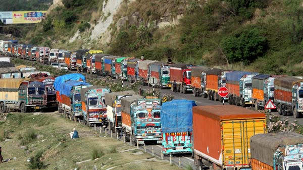 न्यू मोटर व्हीकल एक्ट 2019: ट्रैफिक फाइन ट्रक ड्राइवर लुंगी बनियान पहनना मना उत्तरप्रदेश जुर्माना 2000 रुपयें