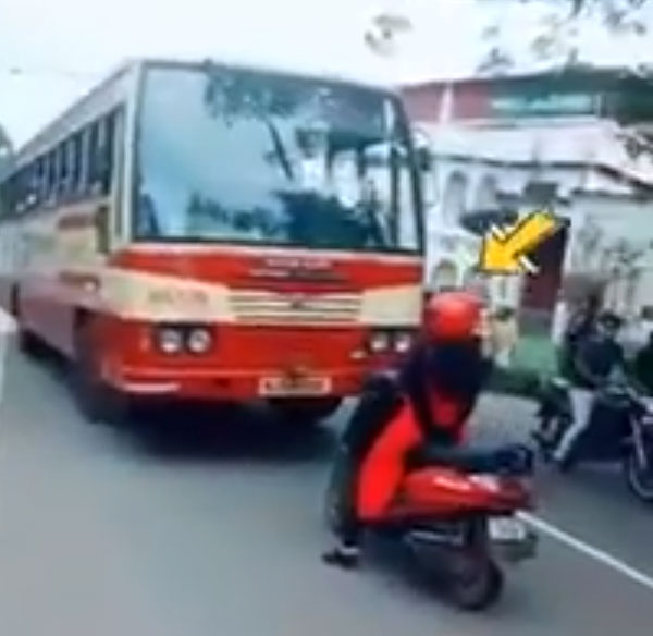 महिला ने गलत लेन पर चल रही बस को रोका, वीडियो हुआ वायरल