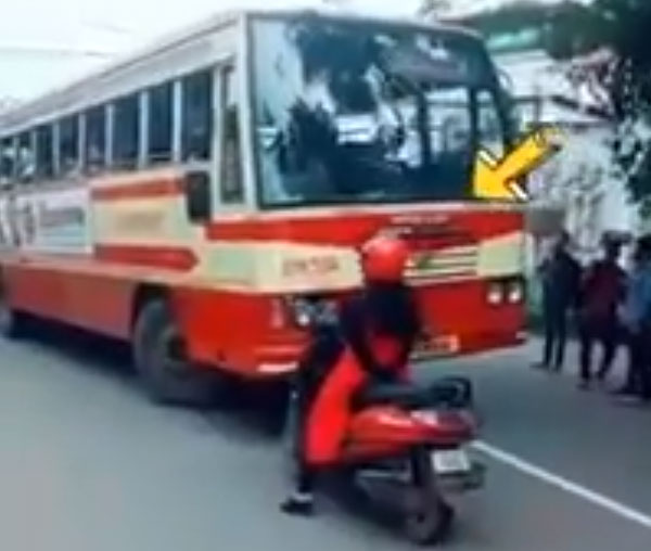 महिला ने गलत लेन पर चल रही बस को रोका, वीडियो हुआ वायरल